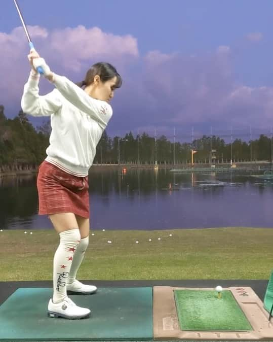 西原愛夏のインスタグラム：「ショートコースに行ってきました✨⛳️ 9ホール✖️2周☻ 動画は全部終わった後の練習場での🏌️‍♀️   ドライバーはまだ少し右にいくけど段々当たってきました🥹初めて150ヤード届いた（2回だけ） 改善点だらけですが、自己満投稿です(›´-`‹ )  #ゴルフ女子　#グラゴル　#YouTube #ゴルフ #ショートコース　#打ちっぱなし　#ゴルフ初心者」