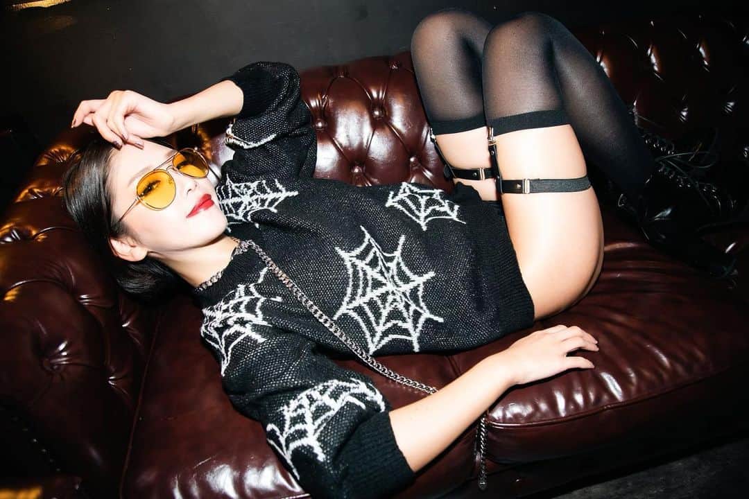 Yukkyのインスタグラム：「履いてます😈 . . . . . #instalike#instapic#instafashion#daily#asiangirl#makeup#anime#portrait#costume#lingerie#黒髪ボブ#ショートヘア#メイクアップ#アニメ#ポートレート撮影#ポートレート#コスチューム#ニーハイソックス#ガーターベルト#ブラックコーデ」