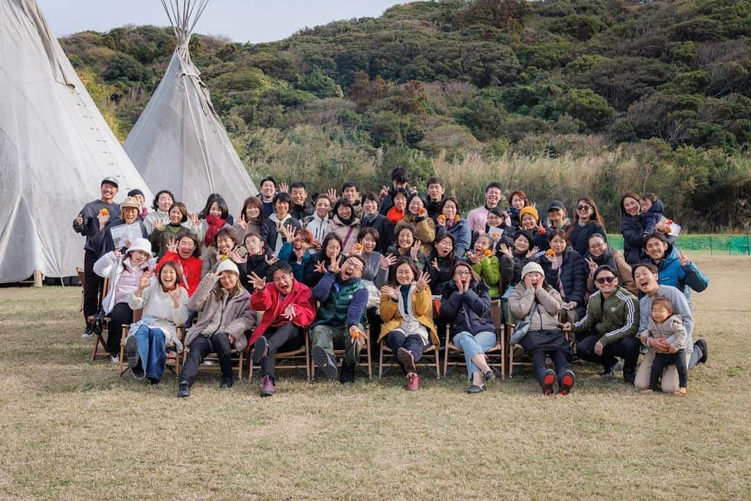 福田基広のインスタグラム：「先日、糸島の秘境「Karadomari Village」にて開催した化けるフェス👻 ある意味コロナのおかげで、リアルイベントの価値があがりましたね。国内外から「ガッ」と集まり「ギュッ」と語り体験し「パッ」と解散する。 写真や動画振り返るとみんな笑顔✨来年以降も、価値観の合う心の友と出会える機会を提供する側で尽力したいなぁと改めて。皆様ありがとうございました😊」