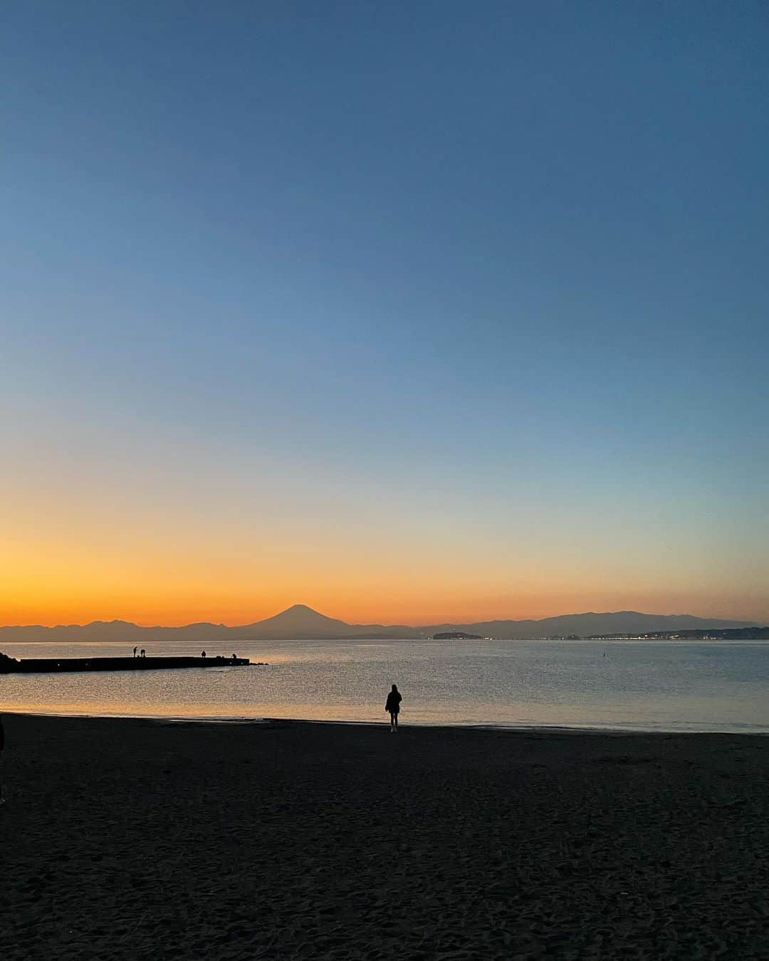 青木さやかさんのインスタグラム写真 - (青木さやかInstagram)「葉山の夕焼けと富士山と中学生 #葉山 #富士山」12月10日 20時55分 - sayaka___aoki