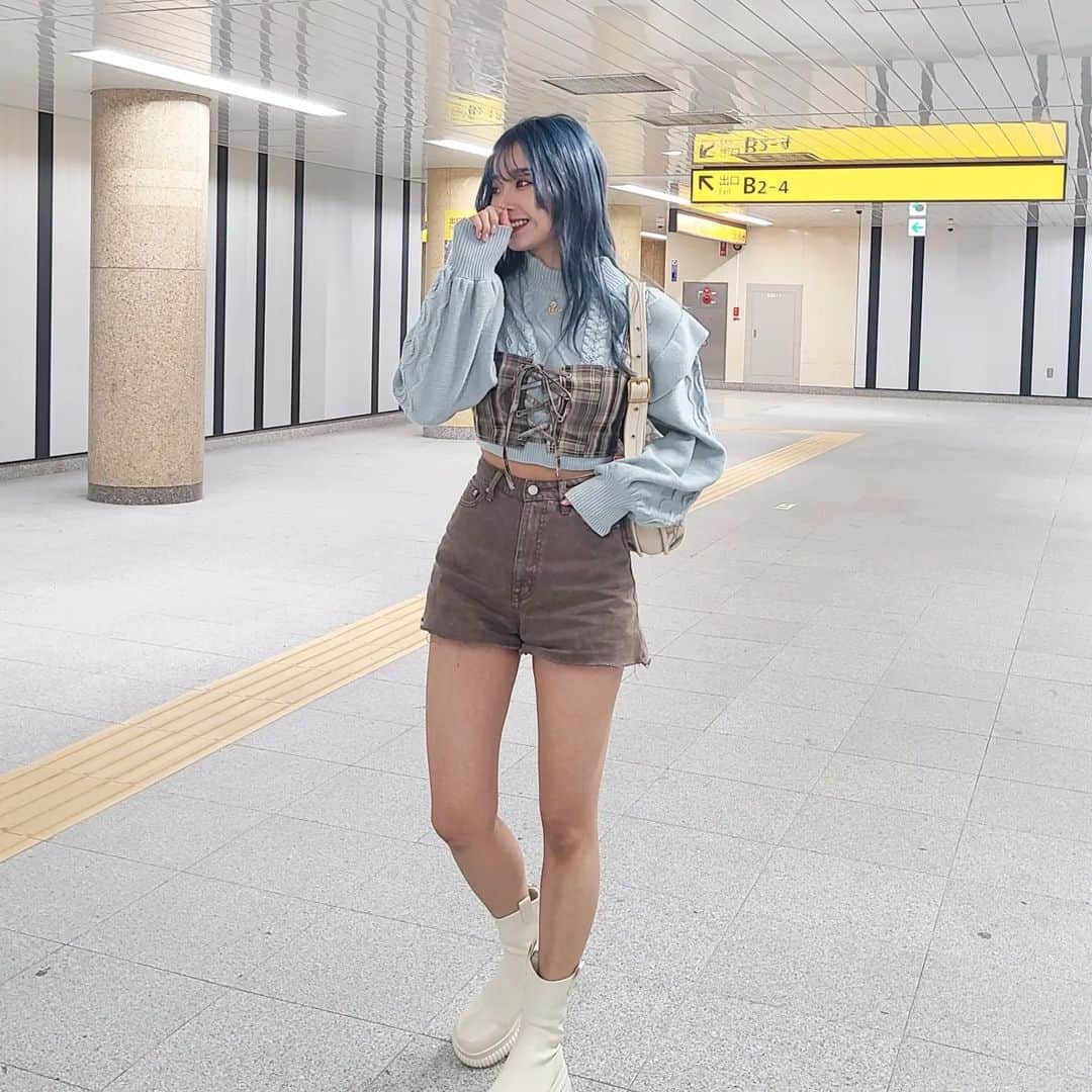 mam（まむ）のインスタグラム：「Favorite shoes and knitwear💙🤍💙🤍 . . . #mam_ootd#harajukufashion#dailylook」