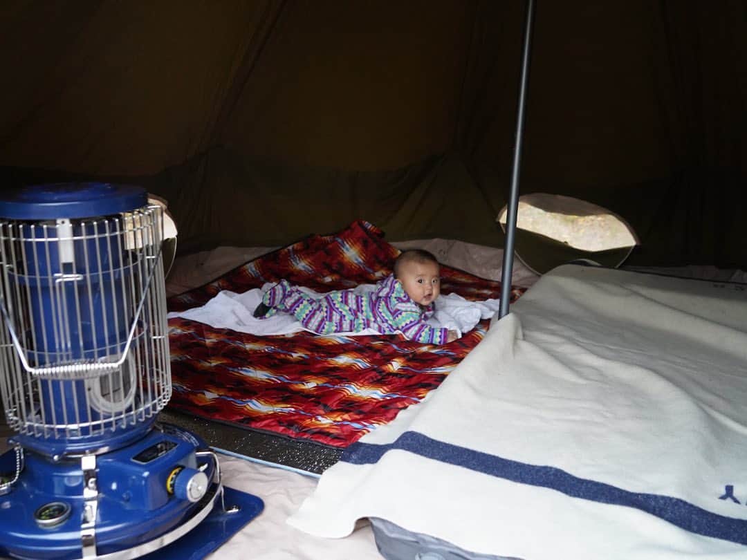 ANNA さんのインスタグラム写真 - (ANNA Instagram)「娘、キャンプデビューしました🏕 (もう先月だけどw) デイキャンプには一度連れて行ったけどテントでお泊まりは初めて👶🏻  寒くないか、危険じゃないか、清潔か、、心配はありましたが沢山装備をしていたので問題なく過ごせました☀️  これからも沢山冒険させてあげたいと思います🍁  コテンと預かり犬のルイくんも楽しそうで良かった🐶🐾  #familycamping #campdog #新米ママ #ファミリーキャンプ #outdoor #doglover #赤ちゃんと犬のいる暮らし」12月10日 21時14分 - anna_flare