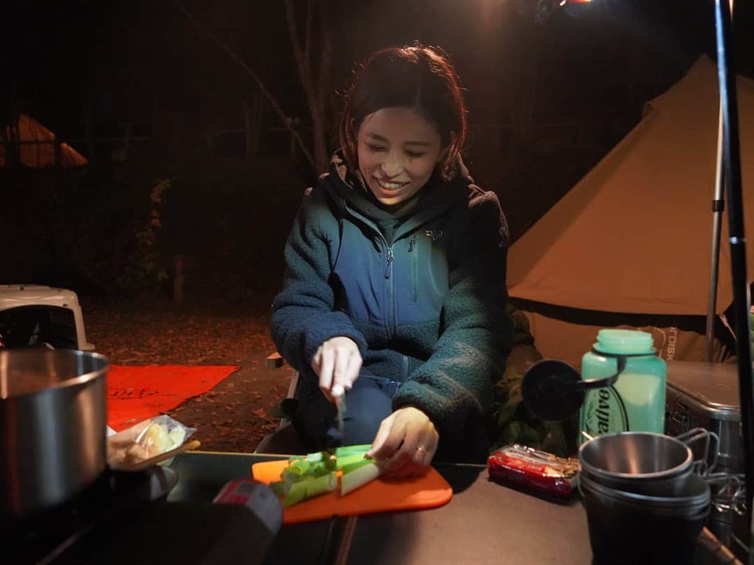 ANNA さんのインスタグラム写真 - (ANNA Instagram)「娘、キャンプデビューしました🏕 (もう先月だけどw) デイキャンプには一度連れて行ったけどテントでお泊まりは初めて👶🏻  寒くないか、危険じゃないか、清潔か、、心配はありましたが沢山装備をしていたので問題なく過ごせました☀️  これからも沢山冒険させてあげたいと思います🍁  コテンと預かり犬のルイくんも楽しそうで良かった🐶🐾  #familycamping #campdog #新米ママ #ファミリーキャンプ #outdoor #doglover #赤ちゃんと犬のいる暮らし」12月10日 21時14分 - anna_flare