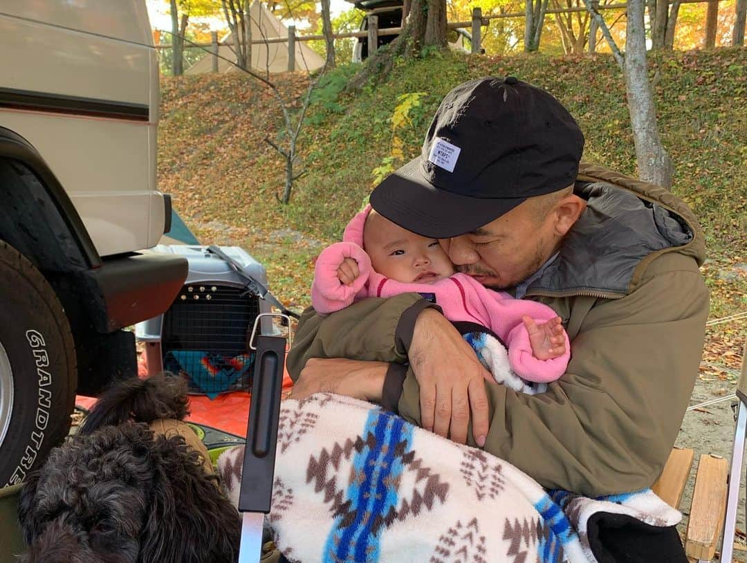 ANNA さんのインスタグラム写真 - (ANNA Instagram)「娘、キャンプデビューしました🏕 (もう先月だけどw) デイキャンプには一度連れて行ったけどテントでお泊まりは初めて👶🏻  寒くないか、危険じゃないか、清潔か、、心配はありましたが沢山装備をしていたので問題なく過ごせました☀️  これからも沢山冒険させてあげたいと思います🍁  コテンと預かり犬のルイくんも楽しそうで良かった🐶🐾  #familycamping #campdog #新米ママ #ファミリーキャンプ #outdoor #doglover #赤ちゃんと犬のいる暮らし」12月10日 21時14分 - anna_flare