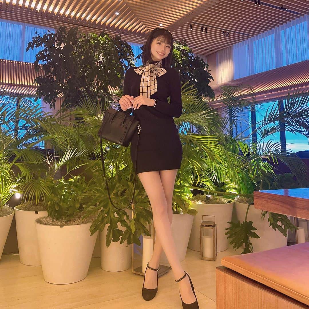 のインスタグラム：「ワンピースかわいいお気に入り🤍 珍しく全身の写真📸 . 168~169cmくらいだけど 丈短くなくてちょうど良かった🥰 とても脚長く見える嬉しい！！！！ . 👗 @michellmacaron_official  . . . . . #michellmacaron #ミシェルマカロン #マカロンコーデ  #ミニワンピ #ニットワンピース #ミニスカート #ニットコーデ #ニット #リボン #ワンピース #クリスマスコーデ #クリスマス #クリスマスパーティー #パーティードレス #可愛い #かわいい #かわいい女の子 #可愛い女の子 #女子会コーデ #デートコーデ #デート服 #アフタヌーンティー #お洒落さんと繋がりたい #脚フェチ #美脚 #足 #カチューシャ #東京エディション虎ノ門 #lobbybar #ootd」