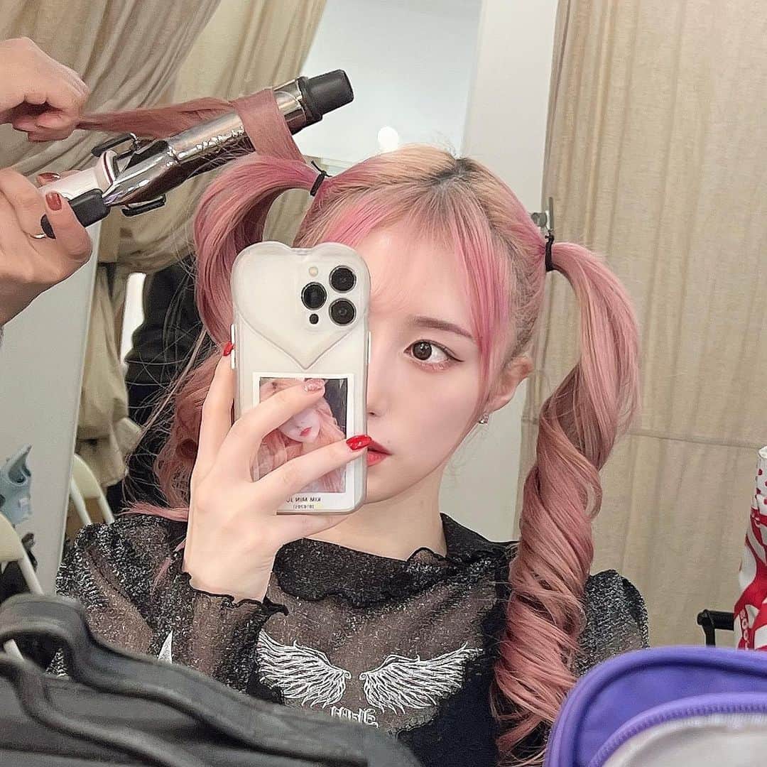 海羽凜のインスタグラム：「_  貴重なお仕事を頂けて、普段しないようなこんな可愛い髪型も🥲✨たて巻きツインは初めてでした♡  ▶︎ @jamieank  洋服からアクセサリーまでかわいいものばかりで もちろん男性も着れるお洋服もあるので 是非チェックしてください💗☺︎💜  #셀카  #얼스타그램 #교복　#코스프레  #粉红色 #可爱  #韓国 #韓国語勉強 #韓国ファッション  #網紅 #ガールクラッシュ #ﾘﾝﾎﾟﾄ」