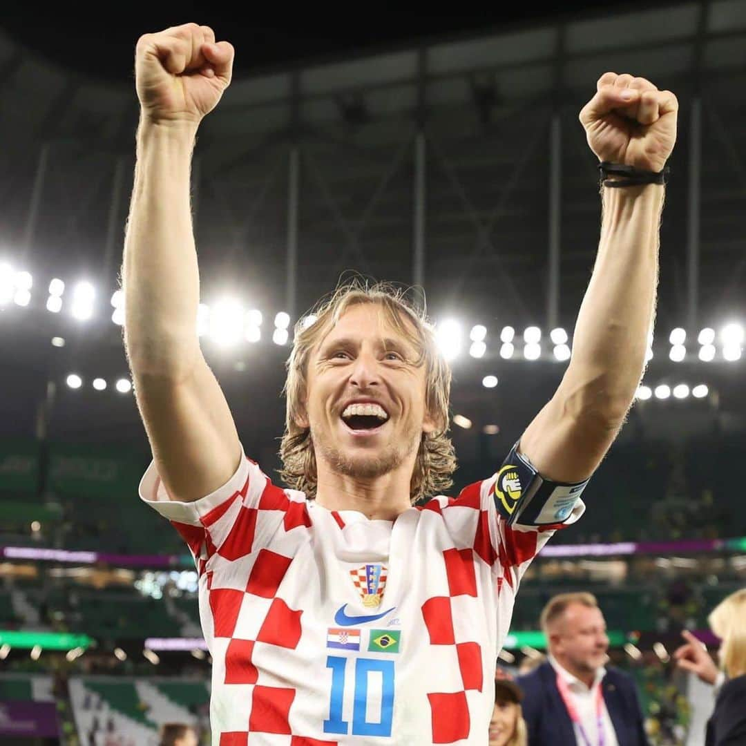 ルカ・モドリッチのインスタグラム：「Never. Give. Up. 🇭🇷💪🏻🙏🏻  #IznadSvihHrvatska」