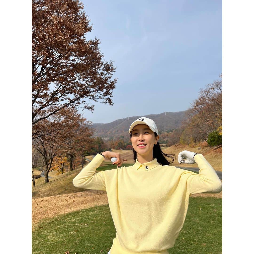 ジョン・ジェウンのインスタグラム：「. 어느 가을날🍂  컬러감 취향저격💛  #골프 #골프스타그램 #골프웨어 #필드룩 #풋조이 #풋조이골프웨어」