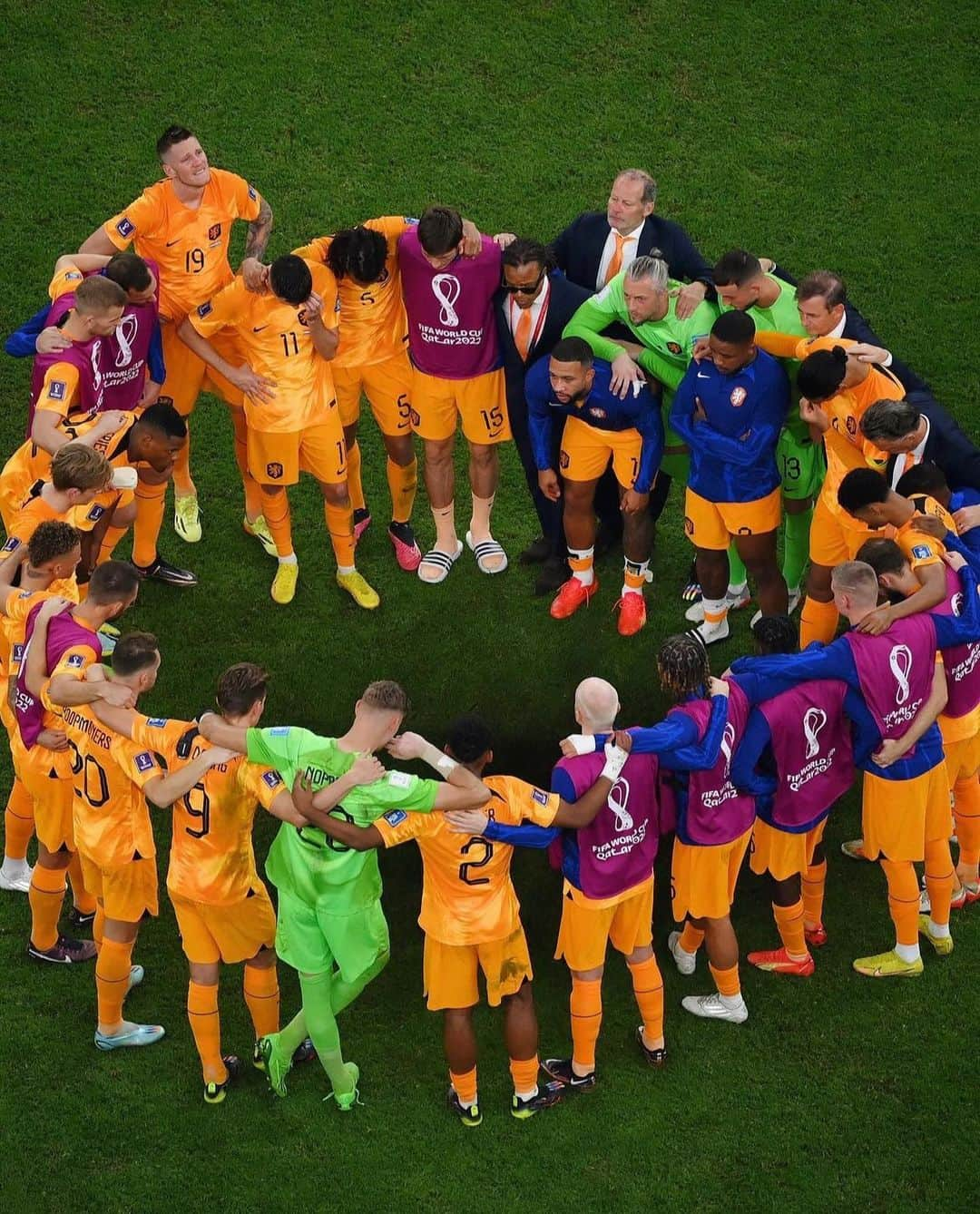 ナイジェル・デ・ヨングのインスタグラム：「Extremely proud of this group of guys. The amount of effort they put in this World Cup to make it a success makes the nation proud.  They can leave with their heads high.  The future is in good hands 👏🏽🇳🇱  @onsoranje #WorldCup2022」