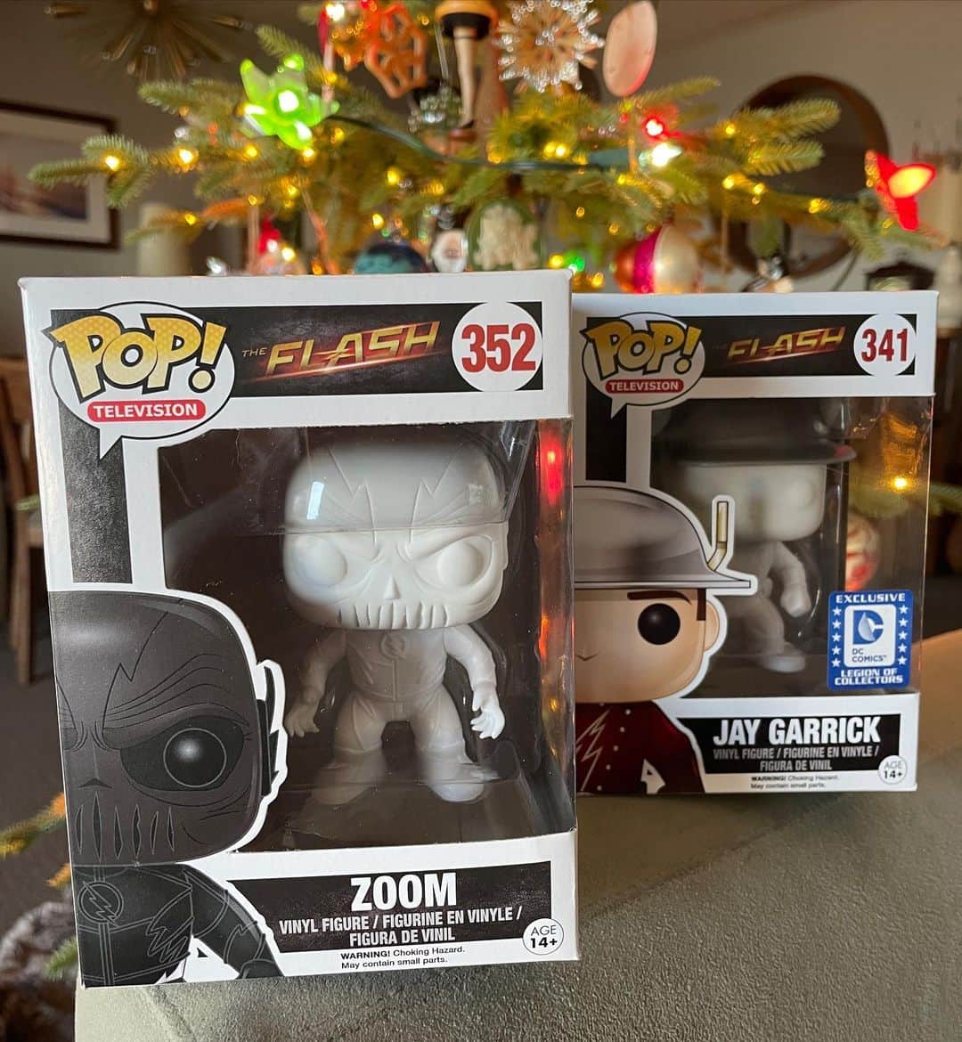 テディ・シアーズのインスタグラム：「🚨2022 Pop Charity Auction completed.🚨 Selling two rare and vaulted Flash Funko Prototypes out of my collection: Zoom and OG Jay Garrick! I’ll sign em if you want and ship em out as soon as the auction ends. Boxes and Pops are in beautiful condition. 7-Day auction ends Saturday Dec 17th. As always a portion of the sale will go to charity. Happy holidays everyone! Link in bio ⚡️」