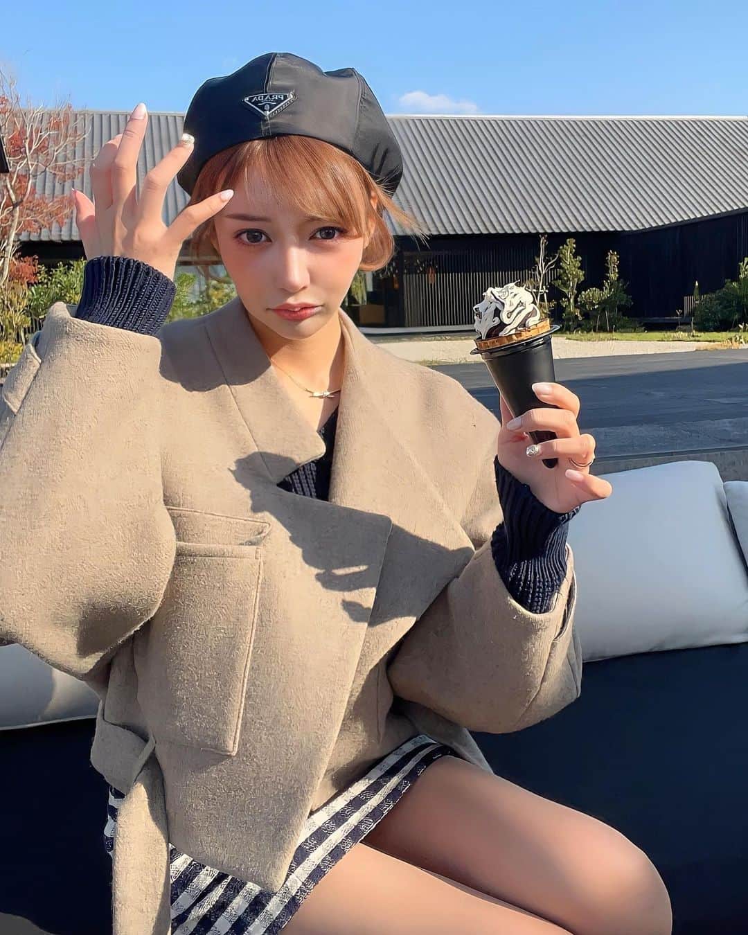 明日花キララのインスタグラム：「毎日アイス食べてる🍦  田舎で足の短いお友達できたよ🐴🐴🐴」