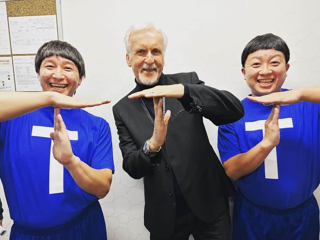 長田庄平のインスタグラム：「これはヤバい‼️  ジェームズ・キャメロン監督とTT兄弟で写真撮れるなんて、、、  想定外過ぎるだろ‼️  サインももらいました😭 世界で1番大好きな監督なのでもうおしっこTTTTTです✨✨  ちなみにシガニー・ウィーバー、サム・ワーシントン、ゾーイ・サルダナ、スティーブン・ラングにも会いました！ スティーブン・ラングもTTやってくれました！嬉し過ぎ✨  #アバター #アバターウェイオブウォーター  #avatar #アバ体験 #ジェームズキャメロン監督 #チョコレートプラネット」