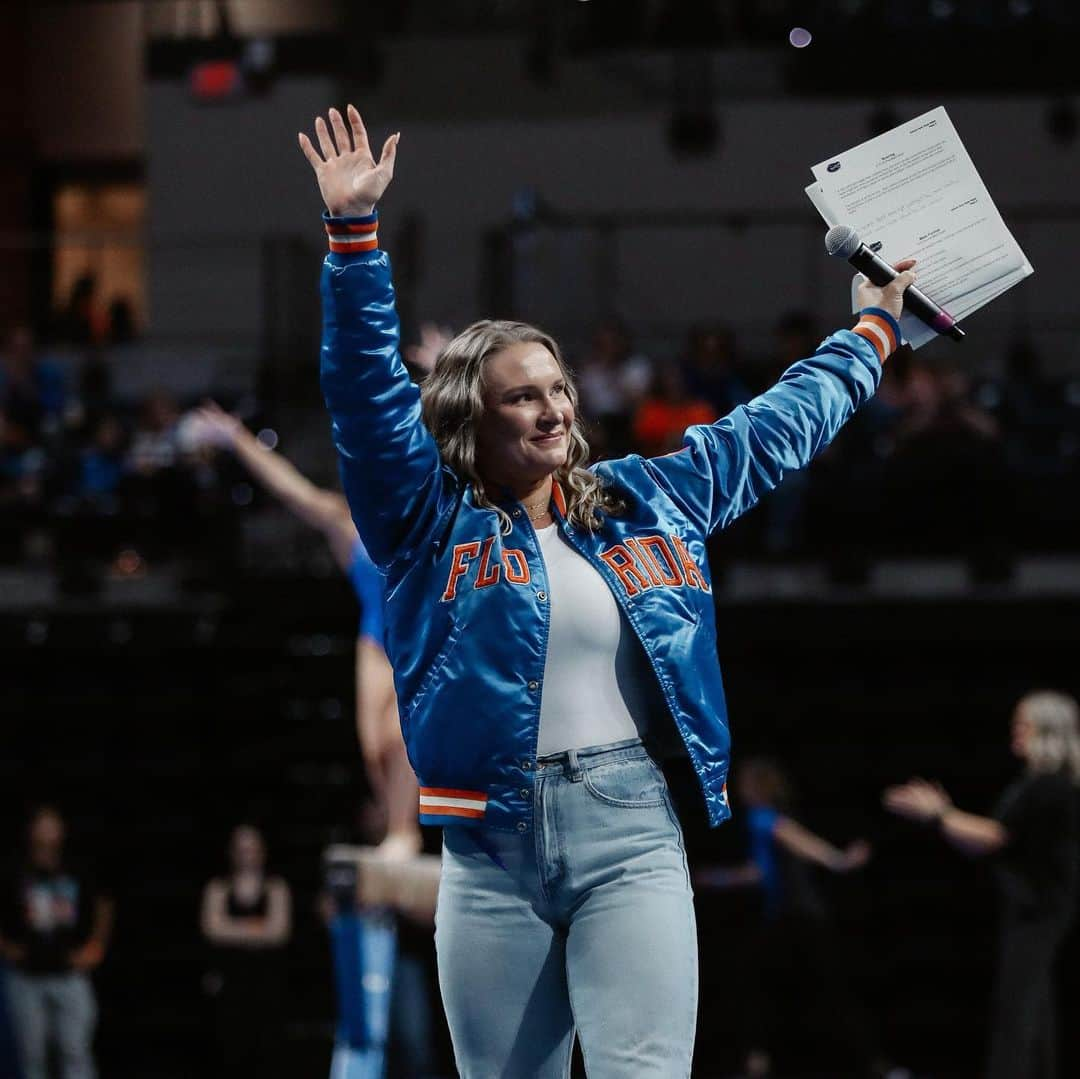 ブリジェット・スローンのインスタグラム：「Honorary MC for the first ever Hype Night plus self proclaimed best dressed thanks to @davesfreshlyused 😎 • • Who else is ready for gymnastics season?! 🙋‍♀️」