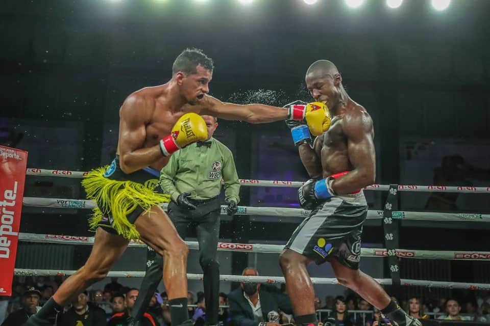ミゲール・コットのインスタグラム：「@miguelcottopromotions REGRESO EXPLOSIVO PARA ALBERTO MACHADO Y 'CHIN' VALENTÍN  SAN JUAN, P.R. - Sábado 10 de diciembre de 2022- En una noche llena de acción con el mejor talento de Puerto Rico se puede decir claramente que el boxeo está de vuelta y en grande. Ante casa llena en el Coliseo Pedrín Zorrilla en San Juan; Alberto ‘Explosivo’ Machado vió resurgir su anhelado regreso al ring luego de un año y ocho meses fuera. Machado quien hizo su debut en la división junior welter (140 libras) obtuvo un sólido triunfo por nocaut técnico sobre un aguerrido José Marcos Angulo al minuto del round 8.   lo subestimé y simplemente subimos a realizar el plan de trabajo. No te niego que sentí el tiempo fuera del ring pero pudimos hacer los ajustes y salir con una victoria grande, ahora quiero descansar y mirar lo que la empresa tiene para mí en el 2023”, comentó.   nocauts al vencer por decision unánenime a Carlos Matos en un combate lleno de acción por 6 asaltos. Bryan Pérez se apuntó su segunda victoria como profesional por nocaut al vencer a Tomas Hernández en el segundo asaltos mientras que Richard Rivera venció por nocaut técnico al argentino Ariel Basconsel.」