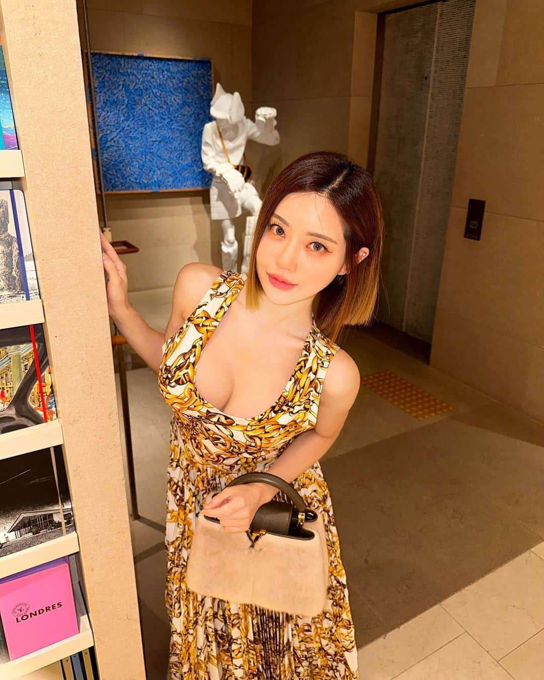 Dj Sodaのインスタグラム：「무슨옷이 제일 예뻐?🥰🥰 Which #LouisVuitton outfit do you like the most?💕 Make-up💄 @kwony_mua  Hair 👩🏼 @h_1988km」