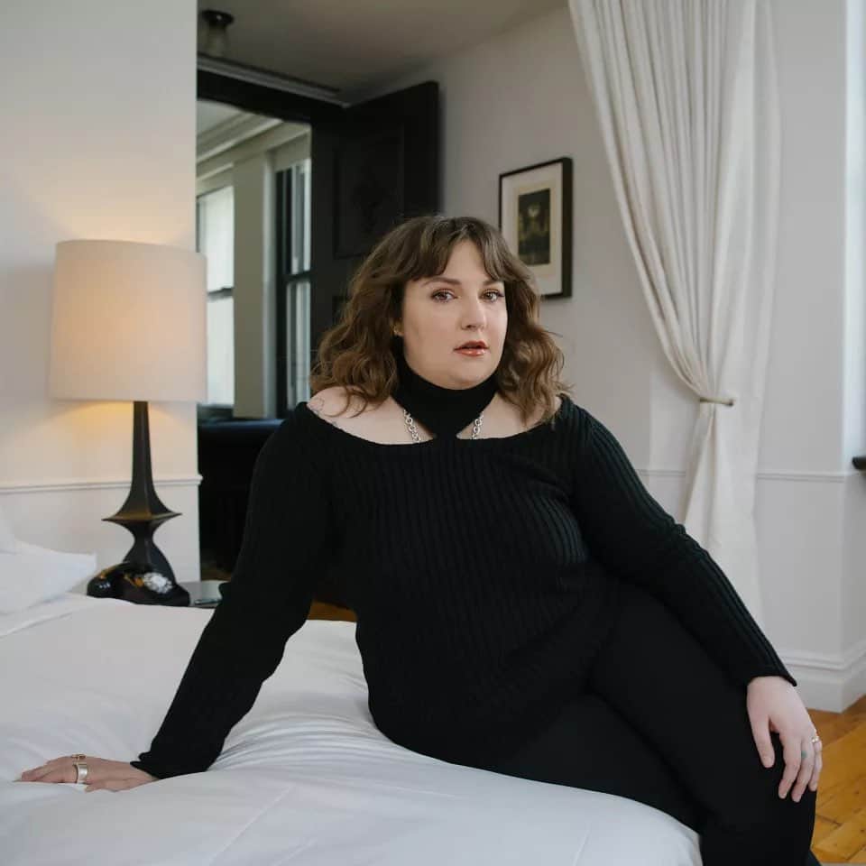 レナ・ダナムのインスタグラム：「When I was younger, I thought the first person confessional essay was going to save us. As women, it seemed like the only way to force the world to understand our gripes, fears and needs, to pass information and normalize experience. It was more than a genre to many of us- it was a religion. Often that hope was weaponized by a world not ready for stark female pleasure, pain and rage. So I’m not sure it ended up being the key to liberation- many of the old stalwarts of the genre have moved on, but I’m still here. What *did* liberate me was realizing I could empathize with characters in a way that made even fiction feel true. Thank you Los Angeles Times for allowing me to write about my favorite thing: writing. Link in bio to read.  Some trivia: wearing all my mother’s clothes without asking first, thank you mom!!!  📸 @celestesloman / For the Times #TheEnvelope」