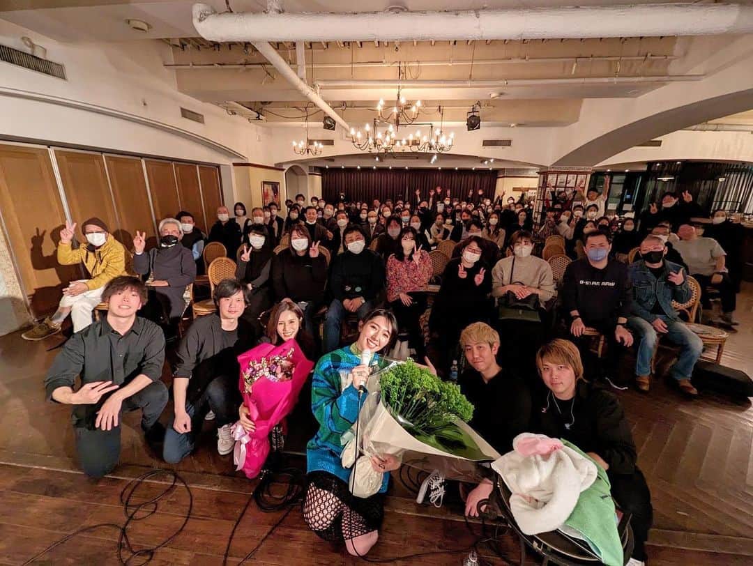 貴愛kwiae Officialのインスタグラム：「💚2022年12月9日💚 💚新潟ワンマンライブ💚 来てくれた皆様ありがとうございました🤩‼️ 最高に楽しかったぁ〜🤍🤍🤍‼️ 終わってしまって寂しい😂  そして、12日発売の「Green Flare」💚  先行でゲットしてくれて本当にありがとう〜🤩💙🫶🏻 やっと届けられました😭💚💚💚 みんなの声も聞こえて本当に良かった！！  ゲストで来てくれた 宮﨑薫ちゃん  @kaorumiyazaki_official  新潟のみんなも薫の曲で声出して歌ってくれて 盛り上がったねぇ〜本当に楽しかった〜🥰 ありがとう〜！  🧚‍♀️サポートミュージシャン🧚‍♀️ Gt @gt.takahiro_morimoto  Bs @maru_bass0131  Key @okady_jay_kb  Dr @shotakanbayashi  今回は初めましてのメンバーを森本さんが集めてくれて ニューメンバーでリハからしっかり纏めてくれて 助かりましたァァ〜🙇‍♀️🤍 最高に楽しかった〜‼️またやろう！！  実は1週間前に体調崩してしまって本当に声が でなくてどうしたものかと思ったけど 当日は声が出るようになって本当によかった😭🫶🏻‼️  9年前からやりたいと思っていた  @niigata_gioiamia さんにて💚 やっと叶えられました！会場の皆様もほんっとに 優しくて心に染みた🥲🤍 ありがとうございました‼️ またぜひよろしくお願いします💚💚💚  新潟で初のワンマン本当に嬉しかったですありがとう！！ 花束やお土産も本当にありがとう💚💚💚 また帰ってくるね🤍🫶🏻💚‼️ その時また会いましょう‼️  そして、次は20日の教会ワンマンライブ🥰 ぜひぜひお待ちしております🤍🤍🤍🤍🤍  また更新します🫶🏻🫶🏻🫶🏻   #新潟  #新潟ワンマンライブ  #ありがとう  #貴愛   #ジョイアミーア新潟   #NIIGATA  #live」