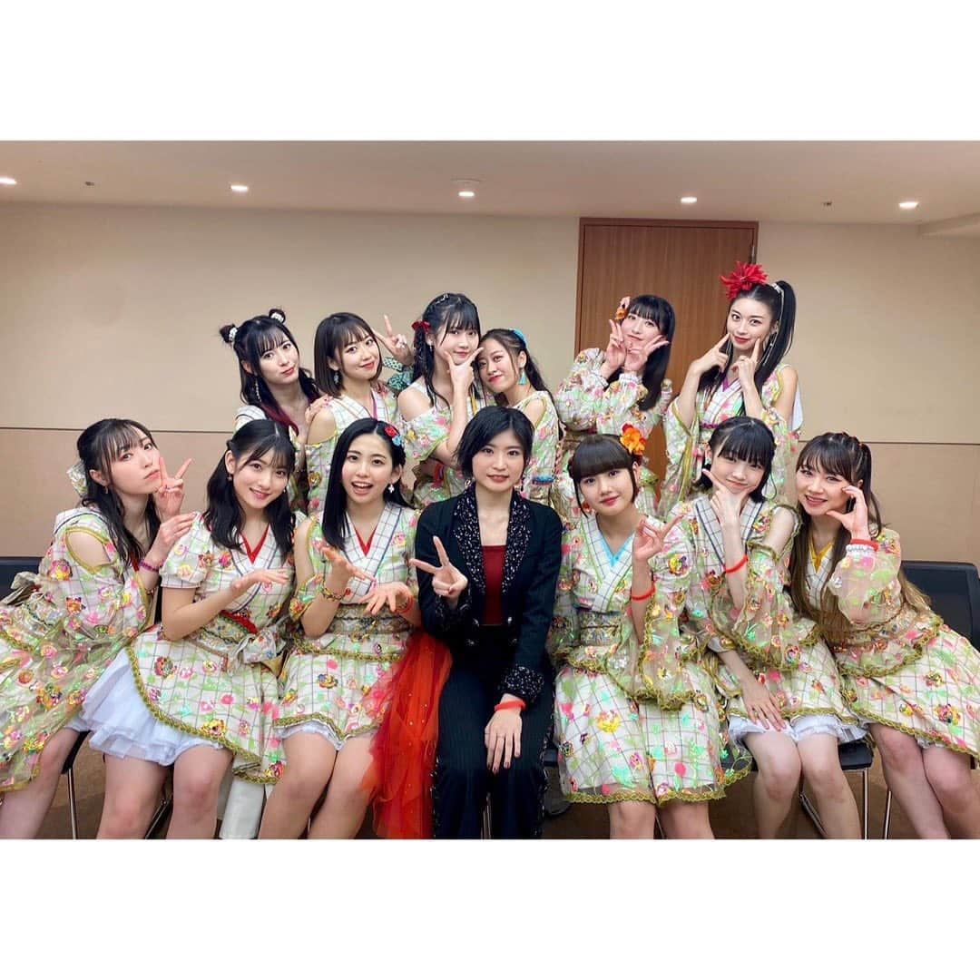 牧野真莉愛さんのインスタグラム写真 - (牧野真莉愛Instagram)「♡ ♡ ✨モーニング娘｡'22 25th ANNIVERSARY CONCERT TOUR 〜SINGIN' TO THE BEAT〜 加賀楓卒業スペシャル✨ 2022.12.10@日本武道館 🎀 かえでぃ!!! お別れを!!!言いに来たの!!!  カルー 受話器っ クエェ  私･･･一緒には行けません!!! 今まで本当にありがとう!!!  冒険はまだしたいけど 私は やっぱりこの国を 愛してるから!!!!  だから行けません!!!  私は ･･･私は ここに残るけど･･････!!!  いつかまた会えたら!!! もう一度 仲間と呼んでくれますか!!!?  これから 何が起こっても左腕のこれが 仲間の印だ  出航〜〜〜〜!!!! ONE PIECE🎵  牧野真莉愛でした🐰 🎀 TO BE CONTINUED🍖 ♡ ♡  #モーニング娘22 #morningmusume22 #加賀楓 ちゃん❤️」12月11日 2時07分 - maria_makino.official