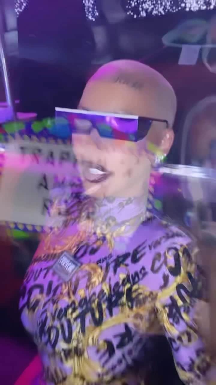 アンバー・ローズのインスタグラム：「“Surprise me” Droppin this Friday #slutmusic 🎁」