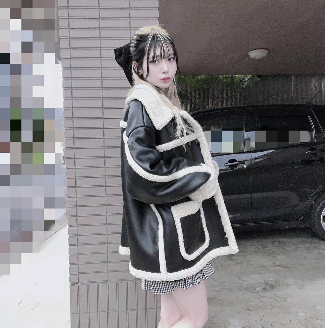 謝花南のインスタグラム：「🖤🖤🖤 . . . . . . . #ロング #ロングウルフ #前髪 #ぱっつん前髪 #ハイトーン #ハイトーンカラー #インナーカラー #前髪インナー #前髪インナーカラー #ブラック #ストリート系女子 #サブカル女子 #サブカルファッション #スニーカー女子 #ピアス女子#舌ピ #へそピ #脚フェチ #脚 #裸眼 #裸眼メイク#クロミ #クロミちゃん」