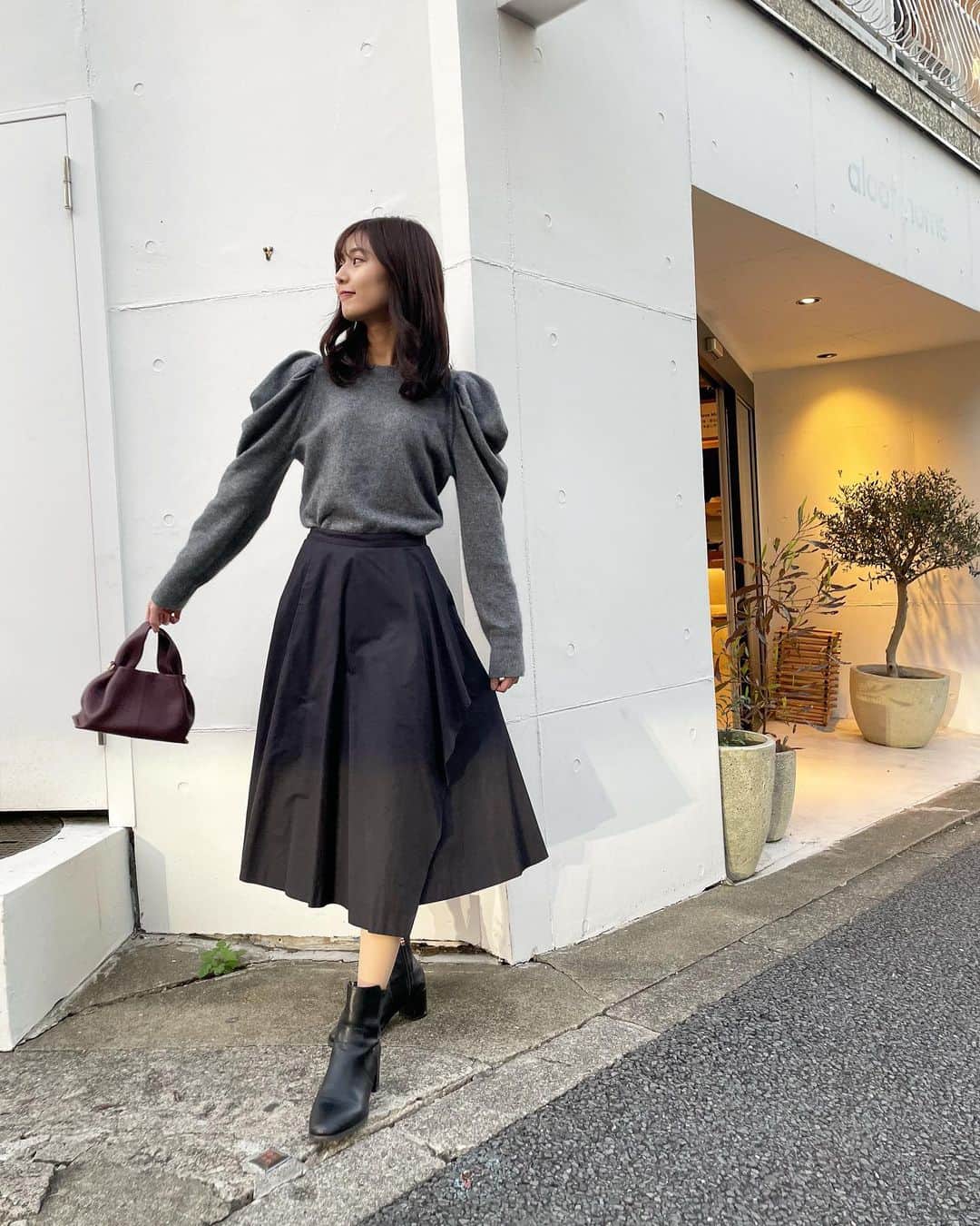 杉浦みずきのインスタグラム：「. ガーリーな気分❤︎  #私服　#しふく  ニット　@arpege_story  スカート　@lily_brown_official  バッグ　@polene_paris」