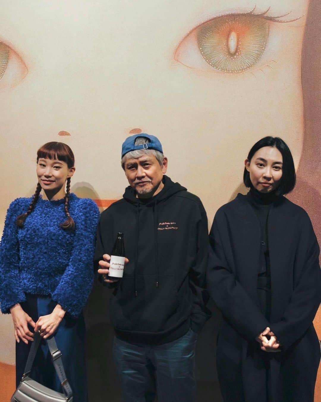 マドモアゼル・ユリアのインスタグラム：「. YOSHITOMO NARA X  STELLA McCARTNEY  pre launch event  奈良美智さんとステラマッカートニーのコラボコレクションのプレローンチイベントにお邪魔しました😊 奈良さん、真理子さんと📸 少年ナイフさんのスペシャルライブもありました！！😳  #stellamccartney #yoshitomonara #yoshitomonaraxstellamccartney #奈良美智 #ステラマッカートニー」