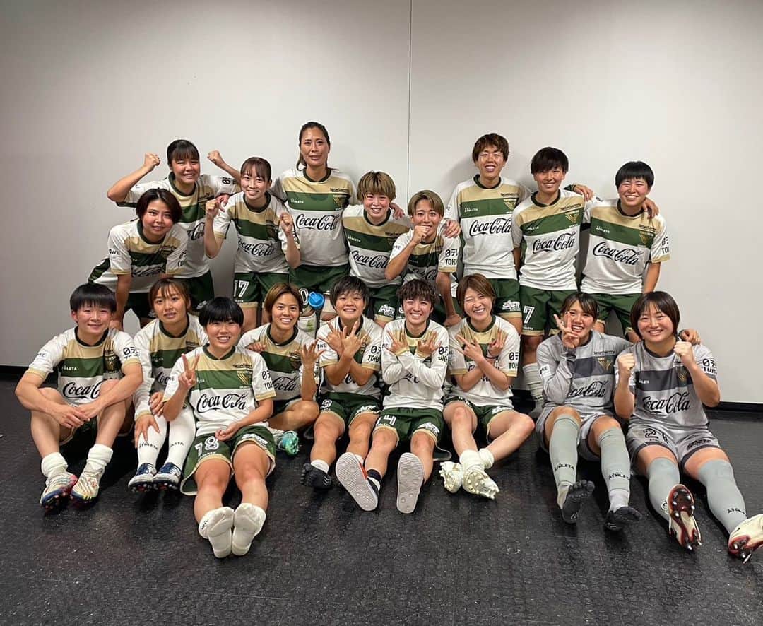 村松智子のインスタグラム：「. 👍👍👍👍 たくさんのご声援ありがとうございました！ 今季初アウェーユニ💚  まだまだもっともっと成長できる！！ 1つ1つ積み重ねていきます👍  南長野は個人的にすごく嫌な思い出がある場所。 (長野の皆さんすみません) そんな地で、最高の仲間たちと嬉しい感情を共有できて本当に嬉しいです。みんなありがとう😭  アウェーまで足を運んで一緒に戦ってくれたベレーザサポの皆さん スタジアムで暖かい拍手をしてくれた長野サポの皆さん ありがとうございました！！  また次に向けて🔥🔥 #yogiboweleague #weleague #weリーグ #日テレ東京ヴェルディベレーザ」