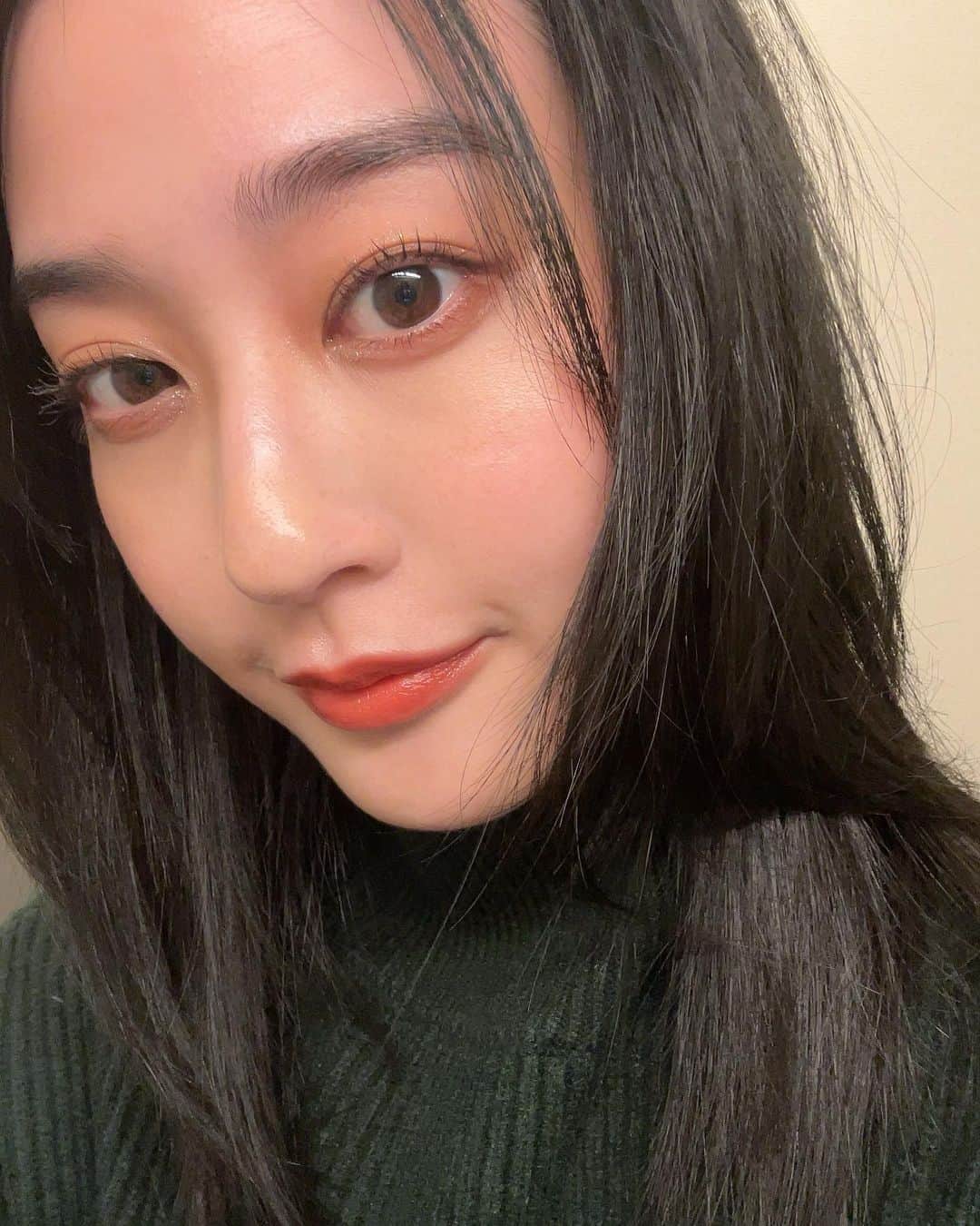 青野楓のインスタグラム：「@cliocosmetics_global 🧡🤎 オレンジブラウンメイク。 他にはないラメカラーや、おしゃれマットで使いやすくて、16も17も大活躍してます！！いつも服に合う色を使ってます🤭  プロアイパレット　 16ノースタンダード 3,840円（税込）  #クリオ  #プロアイパレット  #ノースタンダードコレクション#イエベメイク」