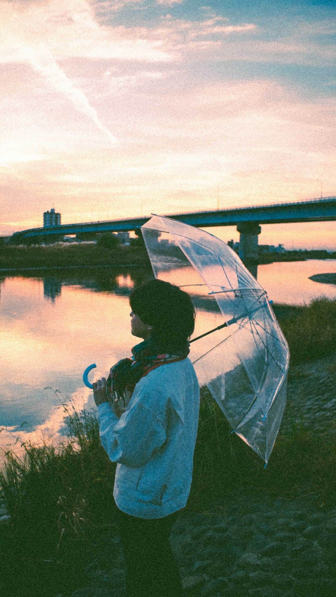 小原汰武のインスタグラム：「・ 離れていて寂しいと思える人はいますか？ ・ ・ ・ ・ #videographer  #sonya7sii #japan  #emo  #일본감성 #감성사진  #스냅사진  #인물사진」