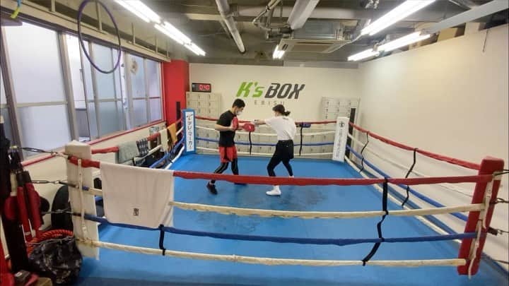 山崎紘菜のインスタグラム：「🥊 Ready for #DORONJO (@wowow_doronjo )  Coach : 親愛なる松浦慎一郎 大先生 Shooting: ジムの天井からぶら下がっている自撮り棒」