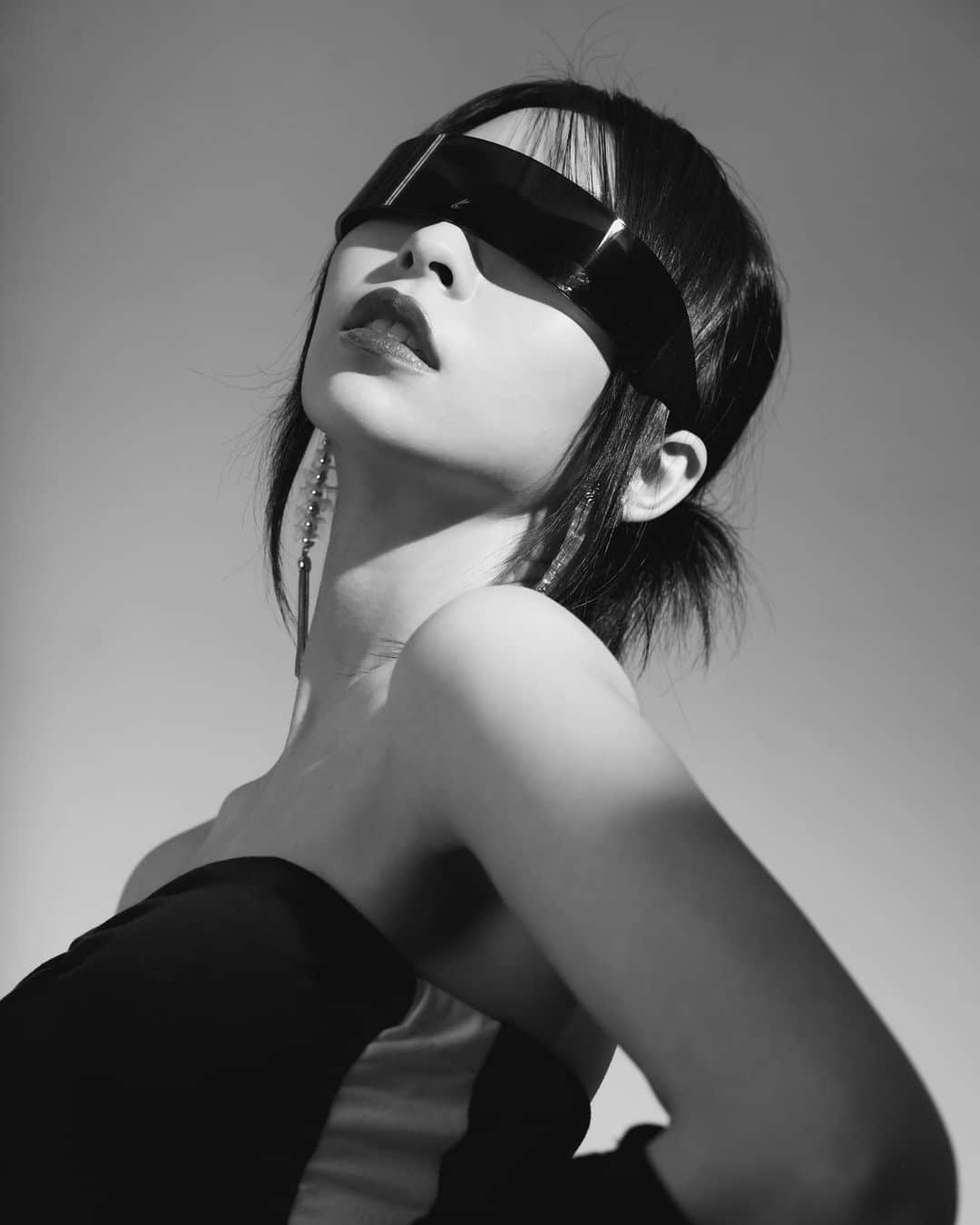 のインスタグラム：「この度一ノ瀬みかは . . . . . . 人間やめました。 Photo @nessie44_p  Hair&Makeup @hairmake.sayaka  Styling @sty_azuw  #作品撮り #beauty #サングラス女子  #モノクロ写真  #アンドロイド」
