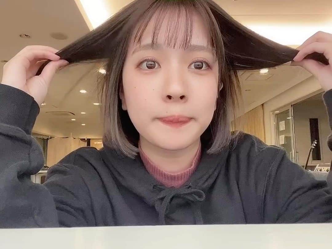 三田寺理紗のインスタグラム：「髪の毛サラサラあまぐり☺️💓 最近は前髪すこし短めがお気に入りです。  竹見さんに感謝🙇‍♀️ (@littlexsalt ) (@shinyatakemi0519 ) ありがとうございます😋✂️」