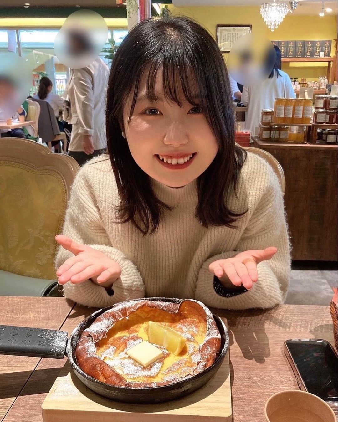 のえりんのインスタグラム：「ニット: #wcloset @wclosetwearsinc  ワンピース: #mercuryduo @mercuryduo_com  ⁡ 甘いものばかり食べてたらつい肌荒れが……そんなこと、ありませんか？ありますよね？あるでしょう。あります。🥞 ⁡ 韓国のドラッグストアオリーブヤング販売ランキングで1位を受賞したこともあるこの美容液は、トロッとしていて高濃度だけど塗るとべたつかなく早く吸収されます！🧪 ⁡ 11月16日よりQoo10のメガ割がスタートしており、そちらで購入が可能です💰ぜひ☺️ ※海外からの個人輸入品はサイトの注意事項をよく読んでご検討ください！ ⁡ 冬も近付き乾燥も気になってくる季節になってきましたが、乗り越えていきましょう😚みんなのおかげでPR投稿ができています。いつもありがとう！ ⁡ #celimax #ノニアンプル #PR #Qoo10 #メガ割 #🥞 #梅田カフェ」