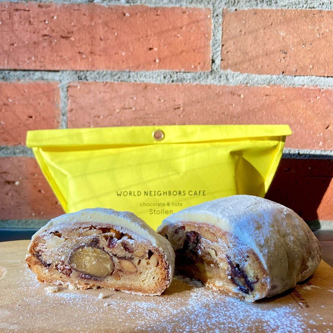 WorldNeighborsCafe/SoooLiquidのインスタグラム：「もう少しでクリスマス。⁠ ということで、12月1日からシュトーレンの販売を開始します！⁠ ⁠ パッケージにもこだわって、そのままギフトにも使えます。⁠ ⁠ お酒入りの大人シュトーレンと、お酒無しキッズシュトーレンの2種をご用意。⁠ 大人シュトーレンは、栗といちじくがまるごと入った、贅沢な仕様で、キッズシュトーレンはチョコとナッツがゴロゴロ入ってます。⁠ ⁠ STOLLEN -chestnut & fig-　2,500-⁠ STOLLEN -chocolate & nuts-　2,300-⁠ ⁠ いつもよりちょっと濃い目のコーヒーをいれて、⁠ クリスマスが来るのをゆっくり待ちましょう。⁠ May the miracle of Christmas fill your heart with warmth and LOVE.⁠ ⁠ #worldneighborscafe #soooliquid⁠⁠ ⁠ ーーーーーーーーー⁠ weekday...11-20⁠ weekend...10-20⁠ closed...wednesday⁠ L.O...19:30⁠ ーーーーーーーーー」