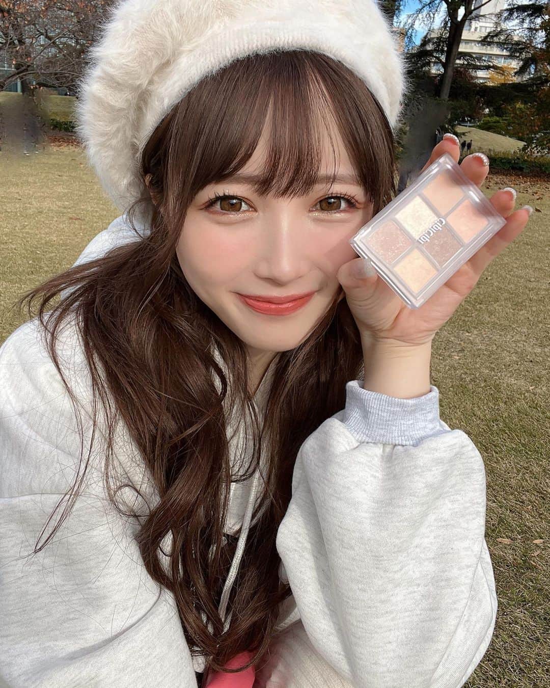 のインスタグラム：「やっっと報告できる😭  CipiCipiでめっちゃ使いやすい 6色アイシャドウ発売します🐶  シピシピ　 ムードカラーアイズ　 01　ピクニック 2,750円(税込)  発売日は 12/13(火)12:00-　　 公式オンライン発売開始 12/20(火)　店頭発売順次開始(PLAZA・LOFT・東急ハンズ・shop in・アットコスメストア) になります✨  ６色アイシャドウで色々な ムードに合わせて アイメイクができたらいいなって 考えて作りました🥺 発色のよさは１番こだわった ポイントで 見たまま発色を楽しんでもらえるとうれしいな😊 涙袋用のカラーやチラチララメも 入れているので デイリーメイクからイベントメイクまで使えるアイテムです✨  発売お楽しみに🫶」