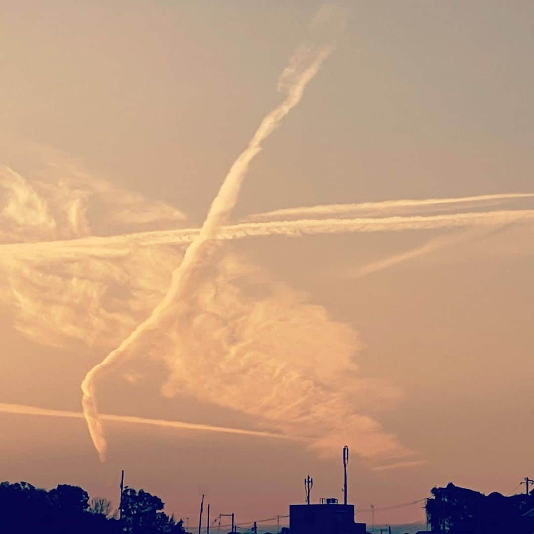 あつひろのインスタグラム：「昨日の夕方見た雲がなんか不気味だった… #地震雲 なのか？」