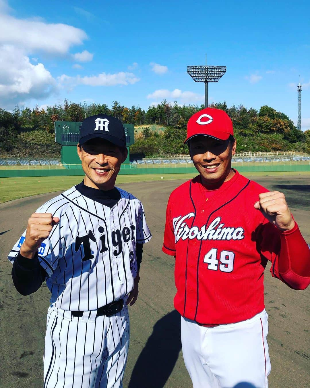 天谷宗一郎のインスタグラム：「今年も桧山さんと野球教室させてもらいました。 変わらず爽やかで話がお上手😳 #桧山進次郎 さん #阪神タイガース #野球教室 #天谷宗一郎 #いつやせるんでしょうか」