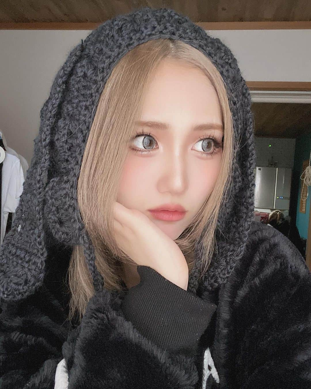 守田美咲のインスタグラム：「大好きなおばぁちゃんに作ってもらったかわいしゅぎる帽子🥺💓💓💓  みさきのおばぁちゃんは裁縫の天才✨✨  #帽子 #うさみみ #ニット帽 #編み物 #おばぁちゃん」