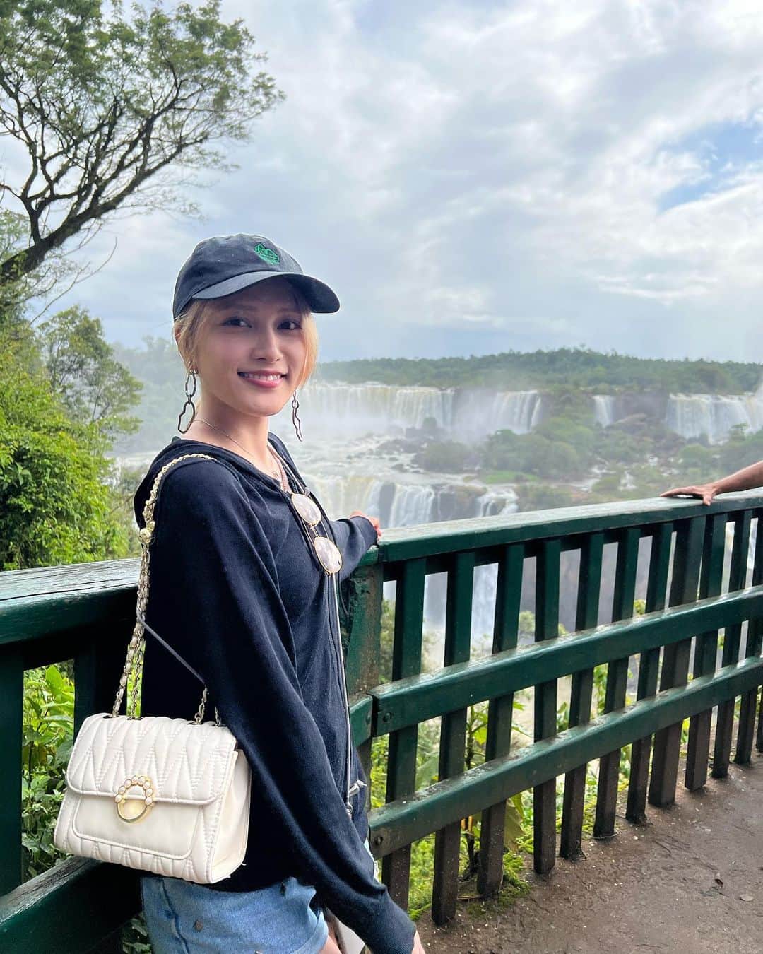 入山杏奈のインスタグラム：「Las cataratas del Iguazú, del lado brasileño! 🇧🇷 Por supuesto que había escuchado hablar de este lugar, pero estar allí, verlo y sentirlo es otra cosa. No se necesita una explicación, vean las fotos y videos.💖💖💖  Y después de visitar a las cataratas del lado argentino (después subo las fotos), fui a Movie Cars 🎬🚗 es una exposición de coches, si no me equivoco tiene más de 20 escenarios y muchos coches famosos por las películas! Es un lugar muy padre y divertido. Y además de eso, sí tienes hambre puedes comer hamburguesas o hotdog 😋🍟🍔🌭🥤  世界遺産のイグアスの滝へ。 人は本当に感動したとき「すごーい」「やばーい」しか言えなくなるなと実感しました。😂 でも本当に言葉なんていらない。見て感じる。それが1番贅沢で素晴らしいことだと思いました😌🌱💙  あとアルゼンチンとの国境近くのMovie Carsでご飯を食べたよ！映画&車好きにはたまらない場所ですね🎬🚗✨」
