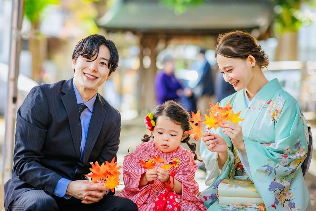 本田しおりさんのインスタグラム写真 - (本田しおりInstagram)「琥珀の七五三。 早速カメラマンさんから写真が届きました^ ^  琥珀さん。 元気にここまで育ってくれてありがとう♡  これからも健やかに育ちますように。  #縦写真はまた #祝七五三#七五三#753#着物#お着物#753ヘア #七五三ヘア #親子」11月26日 11時19分 - _shiori_honda_