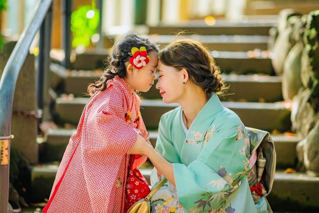 本田しおりさんのインスタグラム写真 - (本田しおりInstagram)「琥珀の七五三。 早速カメラマンさんから写真が届きました^ ^  琥珀さん。 元気にここまで育ってくれてありがとう♡  これからも健やかに育ちますように。  #縦写真はまた #祝七五三#七五三#753#着物#お着物#753ヘア #七五三ヘア #親子」11月26日 11時19分 - _shiori_honda_