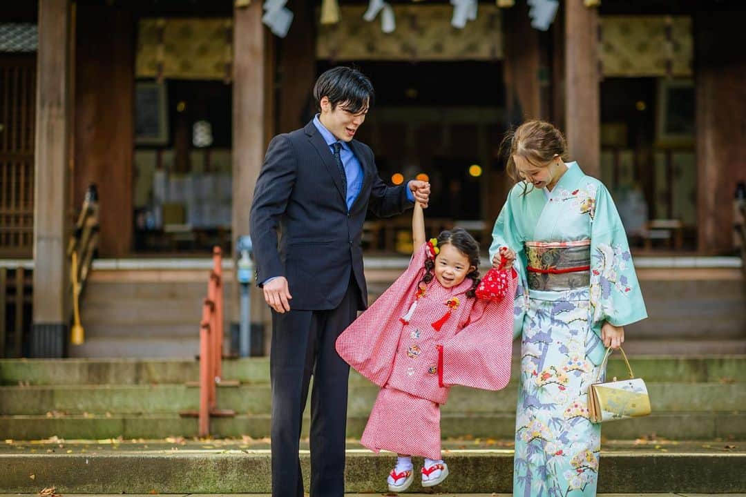 本田しおりさんのインスタグラム写真 - (本田しおりInstagram)「琥珀の七五三。 早速カメラマンさんから写真が届きました^ ^  琥珀さん。 元気にここまで育ってくれてありがとう♡  これからも健やかに育ちますように。  #縦写真はまた #祝七五三#七五三#753#着物#お着物#753ヘア #七五三ヘア #親子」11月26日 11時19分 - _shiori_honda_