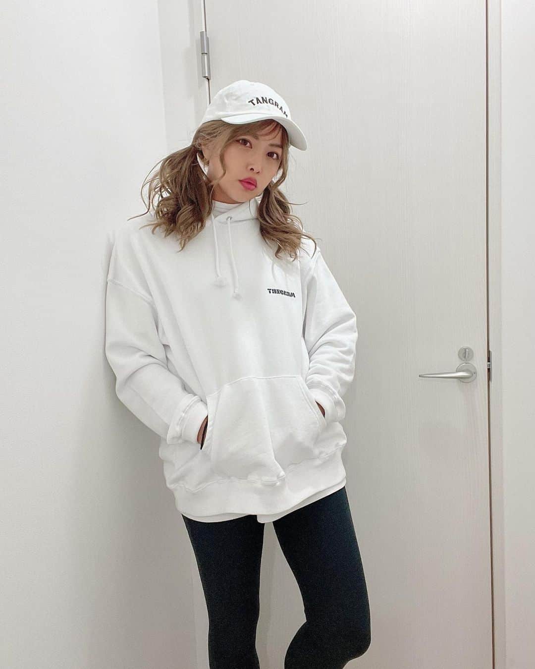 のインスタグラム：「スポーティ🍒   #スポーティーコーデ  #ジムコーデ #トレーニング女子  #ジム女子  #スポーティー女子  #タングラム #パーカーコーデ  #パーカー女子」