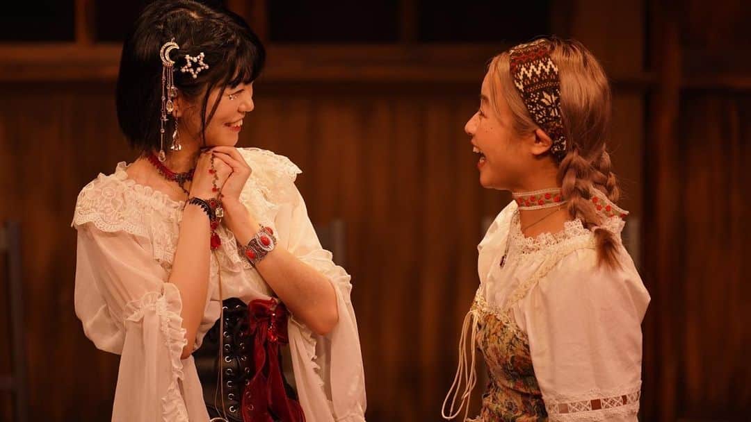 藤原亜紀乃のインスタグラム：「たまんなく大好きなお写真 あげときます🥰🥰   #人狼TLPTO  #人狼TLOTルーキーズ  #星詠みミア  #パン屋オリーヴ  #双子  #医師ヒースの副業  #診撮  #🍞  #⭐️  #💉」