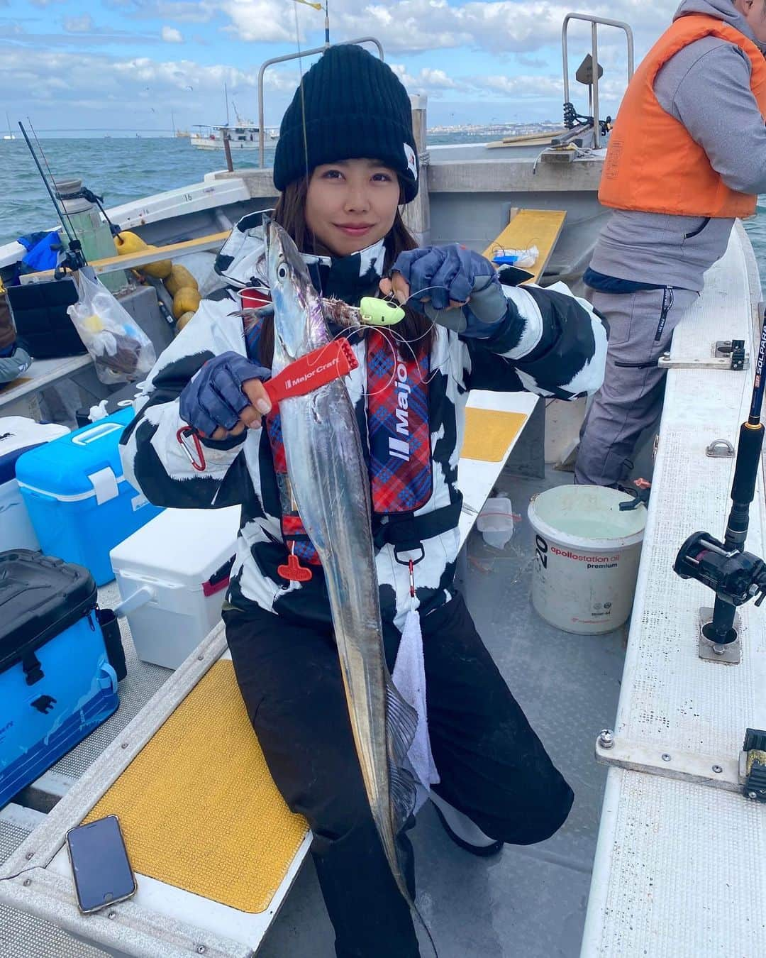 Chiakiさんのインスタグラム写真 - (ChiakiInstagram)「船タチウオテンヤ‪🎣‬  見てみて😍大きなタチウオが釣れましたぁーっ😍😍  着底させてからゆっくり巻いて止めてを繰り返してたらチョンチョンっと前当たりがあって、そのままゆ〜っくり巻いてたらギュンっと本当たり🤤‪🎣‬ しっかり掛けて釣り上げました😁👏👏 111cm🐟✨ ドラゴン🐉と呼ばせてください😝笑 そのあともメーター超えのタチウオもう1本👍👍 最高に楽しかったです🎶  ロッド▷▶▷NEWソルパラ船タチウオてんや  (船太刀魚てんや専用モデル) SOLPARA SPXJ-B180M/Tachi 掛け調子の2:8アクションモデル🎣  ルアー▷▶▷メジャークラフトの太刀魚道場舟てんや/太刀魚道場舟てんやゲキサス  あーだこーだ考えながらカラーローテーションして釣るのが楽しい😁💡  エサのイワシは、ロケの時にも紹介した(教えて貰った)  #イチバンエイト オリジナル商品の #ガチ締めイワシ を使用しました😆 本当に餌持ちが良く、何度も餌を変えなくて良いのでストックを少し作っておいて、あとは移動のときにまたエサを巻くだけ🙆‍♀️  タチウオは捌くのもとっても簡単😍 鱗ないし、ハサミで切って内蔵取り出せるし、ブツ切りにして焼いたり、ホイル焼きにしたり、ちょん切って✂️ジップロックに入れて冷凍保存ができたり、とっても優秀😁✨  今シーズン、またタチウオてんや行きたいなぁーっ🐉 次は本物のドラゴン狙うぞ😁   #釣り#釣り女 #釣りガール #釣り女子 #釣りバカ #釣り好き #釣りバカちあき #タチウオテンヤ #太刀魚 #太刀魚釣り #タチウオてんや #太刀魚道場舟てんやゲキサス #太刀魚道場舟てんや #ドラゴン #🐉 #🐟」11月26日 11時52分 - chianyanchu