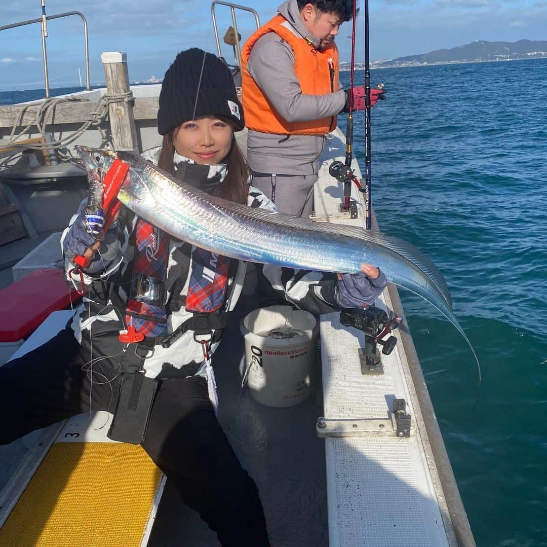 Chiakiのインスタグラム：「船タチウオテンヤ‪🎣‬  見てみて😍大きなタチウオが釣れましたぁーっ😍😍  着底させてからゆっくり巻いて止めてを繰り返してたらチョンチョンっと前当たりがあって、そのままゆ〜っくり巻いてたらギュンっと本当たり🤤‪🎣‬ しっかり掛けて釣り上げました😁👏👏 111cm🐟✨ ドラゴン🐉と呼ばせてください😝笑 そのあともメーター超えのタチウオもう1本👍👍 最高に楽しかったです🎶  ロッド▷▶▷NEWソルパラ船タチウオてんや  (船太刀魚てんや専用モデル) SOLPARA SPXJ-B180M/Tachi 掛け調子の2:8アクションモデル🎣  ルアー▷▶▷メジャークラフトの太刀魚道場舟てんや/太刀魚道場舟てんやゲキサス  あーだこーだ考えながらカラーローテーションして釣るのが楽しい😁💡  エサのイワシは、ロケの時にも紹介した(教えて貰った)  #イチバンエイト オリジナル商品の #ガチ締めイワシ を使用しました😆 本当に餌持ちが良く、何度も餌を変えなくて良いのでストックを少し作っておいて、あとは移動のときにまたエサを巻くだけ🙆‍♀️  タチウオは捌くのもとっても簡単😍 鱗ないし、ハサミで切って内蔵取り出せるし、ブツ切りにして焼いたり、ホイル焼きにしたり、ちょん切って✂️ジップロックに入れて冷凍保存ができたり、とっても優秀😁✨  今シーズン、またタチウオてんや行きたいなぁーっ🐉 次は本物のドラゴン狙うぞ😁   #釣り#釣り女 #釣りガール #釣り女子 #釣りバカ #釣り好き #釣りバカちあき #タチウオテンヤ #太刀魚 #太刀魚釣り #タチウオてんや #太刀魚道場舟てんやゲキサス #太刀魚道場舟てんや #ドラゴン #🐉 #🐟」