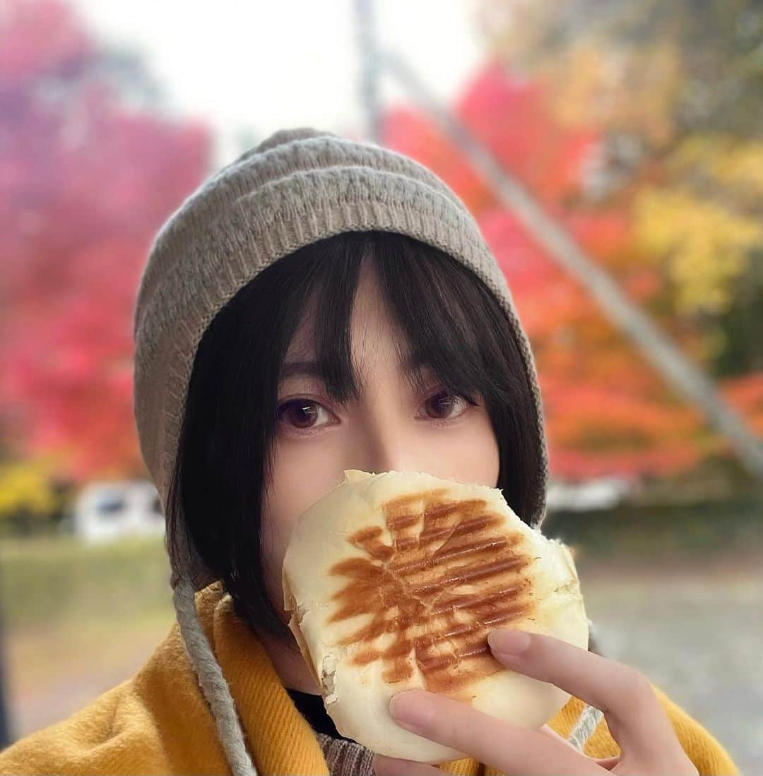 乃亜のインスタグラム：「ゆるキャン△に憧れ、肉まんをホットサンドメーカーで焼いて食べました。 ・ ・ ・ #ゆるキャン #キャンプ飯 #キャンプ女子」