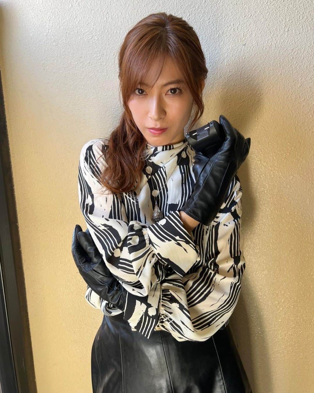 瀧本美織のインスタグラム：「Sister これまでの放送回がTVerで配信されます💡 皆さんたくさん観ていただきありがとうございます🧡  【配信スケジュール】 11/25(金)0:54~12/1(木)23:58▶#1~#4､#6 12/2(金)0:54~12/8(木)23:58▶#5~#7  見逃した方もこの機会によろしくどうぞ🍷   @sister_ytvdrama   #Sisterドラマ  #沙帆」
