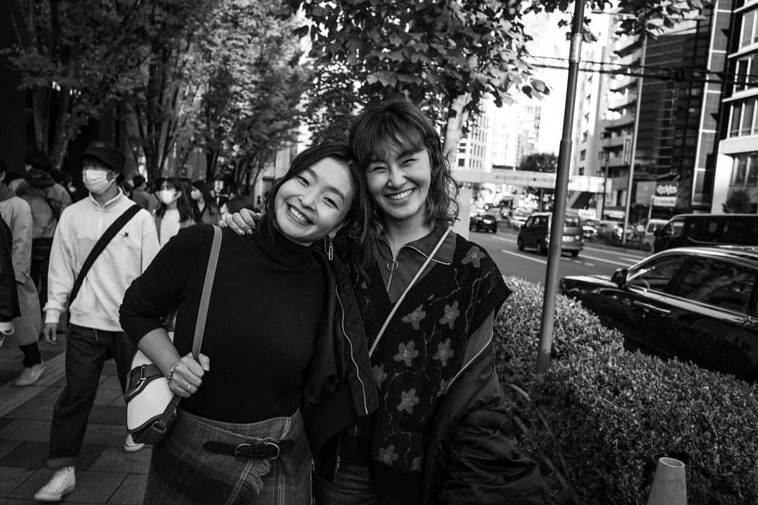 村上佳菜子のインスタグラム：「14 years of good friends🫶🏻 (Alex said 4years because we don’t want to age😂) . . . #skaters #FRIENDS #英語あってる？笑」