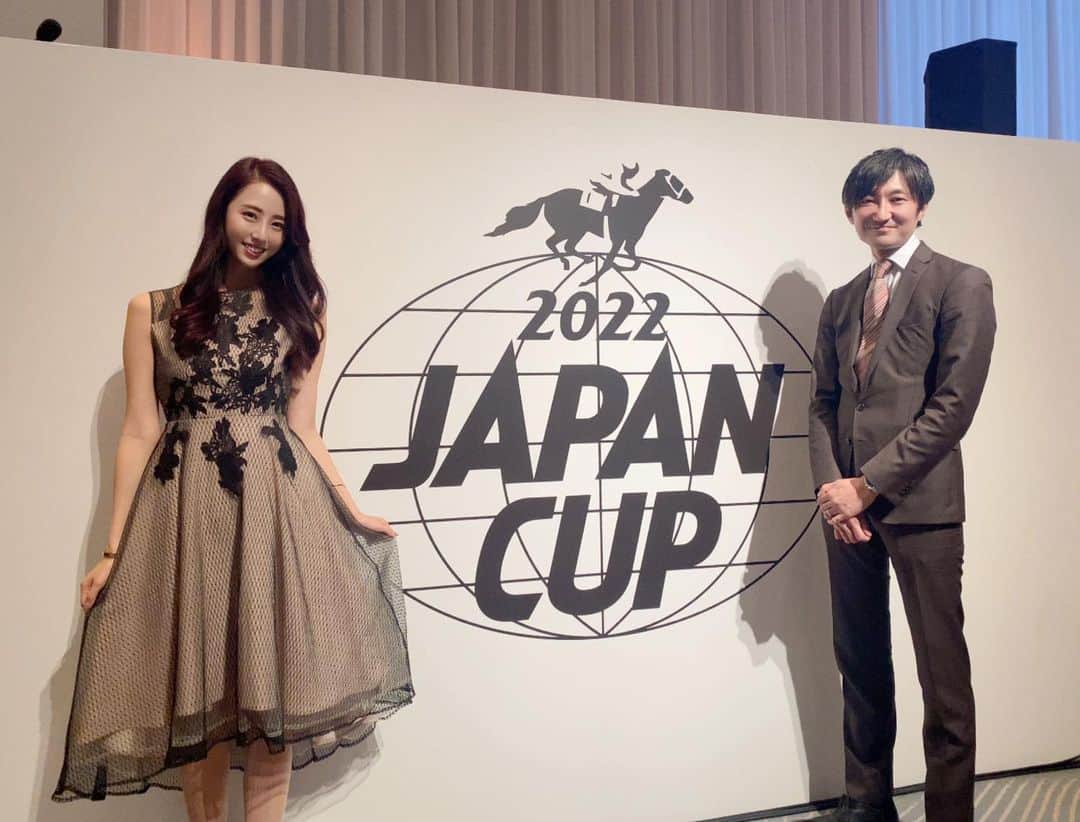 竹内紫麻のインスタグラム：「JAPAN CUP 2022 ウェルカムパーティーの司会を、 競馬の名実況などでお馴染みの 中野雷太さんと共に❕ 務めさせて頂きました🐎🏆  今年も呼んで頂き感謝です🙇‍♀️❤️  コロナで久々の開催となりましたが、 今年も豪華でインターナショナルな空間で✨ とっても素敵でした🎉  今週のジャパンカップが 益々楽しみです😍  パフォーマンスグループ @corepercussion   鼓和-CORE-の皆さんの ステージも圧巻でした😍👏  ありがとうございました。  #2022japancup  #japancup  #ジャパンカップ  #ウェルカムパーティー #競馬  #umajo」